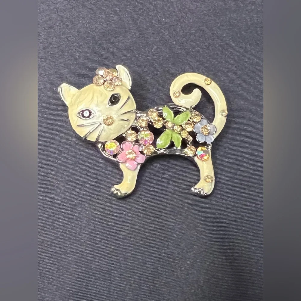 Vintage Rhinestone Enamel Cat Brooch / Pin with Floral Gemstone Accents